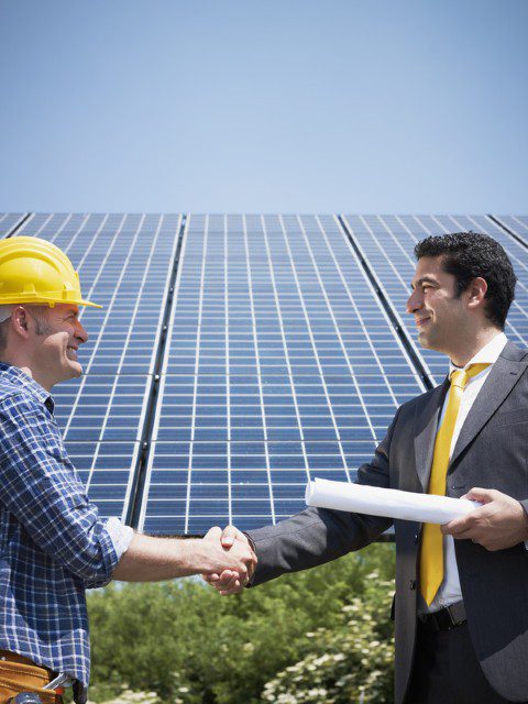 businessman and electrician shaking hands Photovoltaik-invest, Investieren Sie in Photovoltaikanlagen mit garantierter Einspeisevergütung, steuerlichen Vorteilen und nachhaltiger Rendite. Direkt und sicher mit SunShine Sales – bundesweit und regional stark.